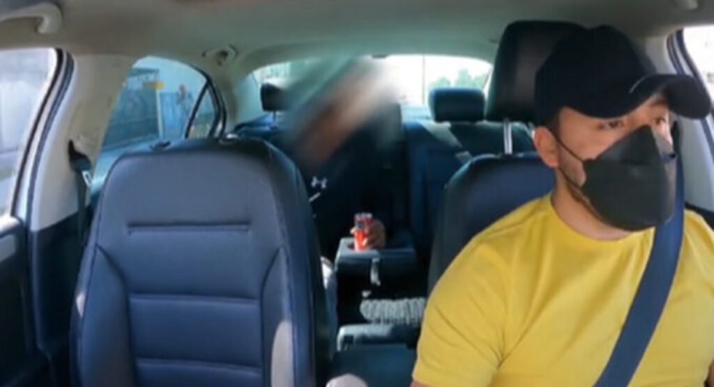 VIDEO: Taxista lleva gratis y le da dinero a un joven que iba a ver a su novia pero no traía para invitarla
